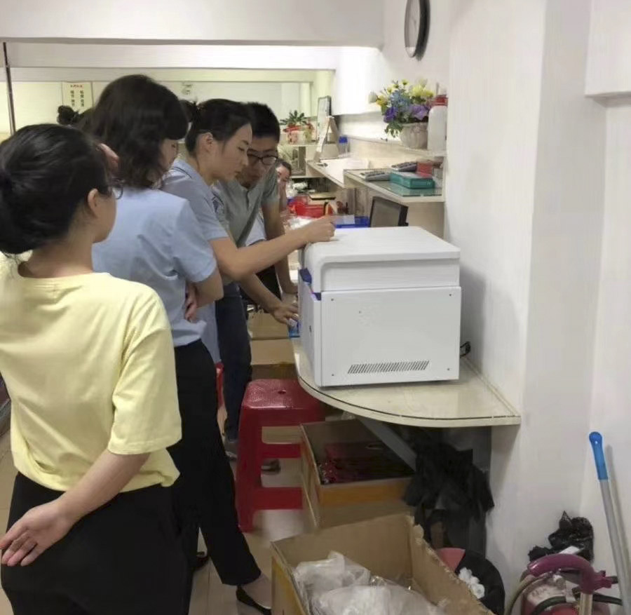 黄瓜小视频工程师正在为康琪儿珠宝员工做技术培训